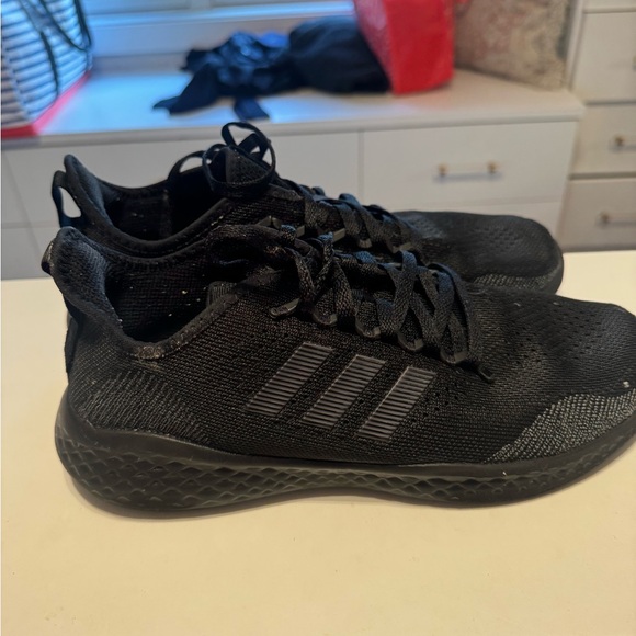 This is an Adidas Fluidflow 2.0 running shoe in a "Core Black" colorway - Picture 4 of 6